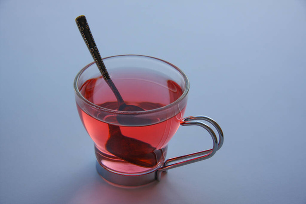Thé aux fruits. Coupe en verre avec thé aux fruits sur la table
 - Photo, image