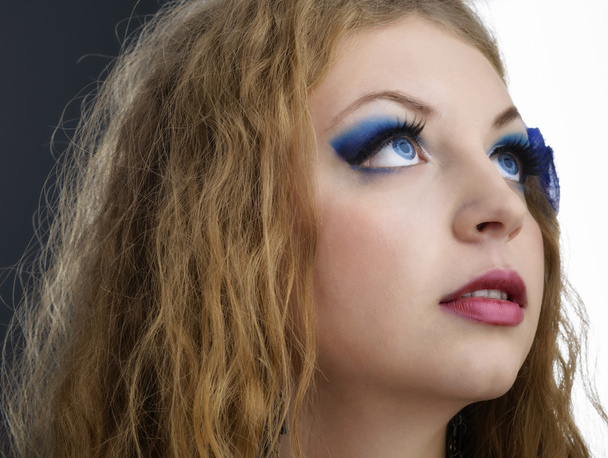 persoon vrouwelijke model met sensuele lippen en expressieve ogen clos - Foto, afbeelding