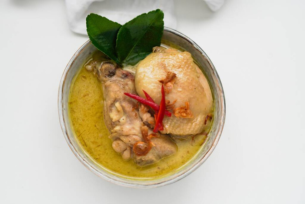 Opor Ayam (Endonezya Köri Tavuğu), Hindistan cevizi sütü ve baharatlarla pişirilmiş tavuk ve Idul Fitri / Lebaran 'ı buharlı pirinçle kutlamak için servis edilmiştir.  - Fotoğraf, Görsel