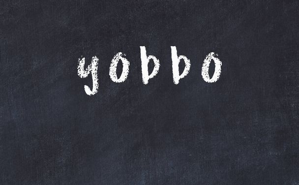 pizarra negra con inscripción yobbo en
 - Foto, imagen