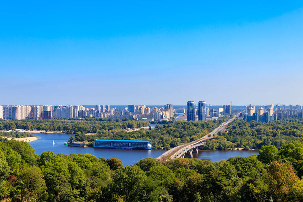 Vue aérienne du pont du métro et du fleuve Dniepr à Kiev, en Ukraine. Paysage urbain de Kiev - Photo, image