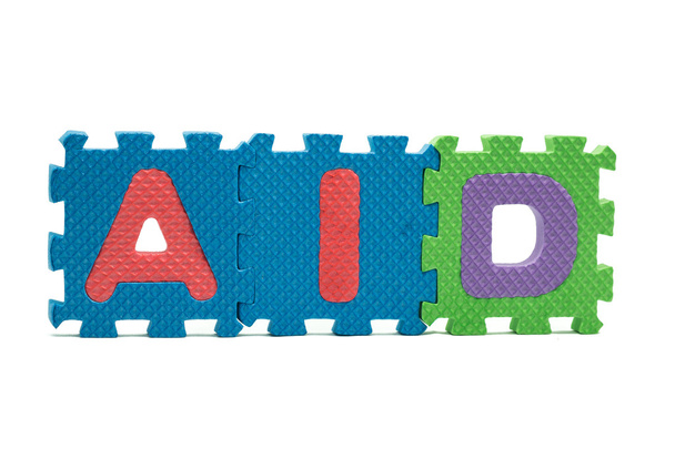 Word AID formé avec tapis de puzzle en mousse colorée isolé sur fond blanc
 - Photo, image