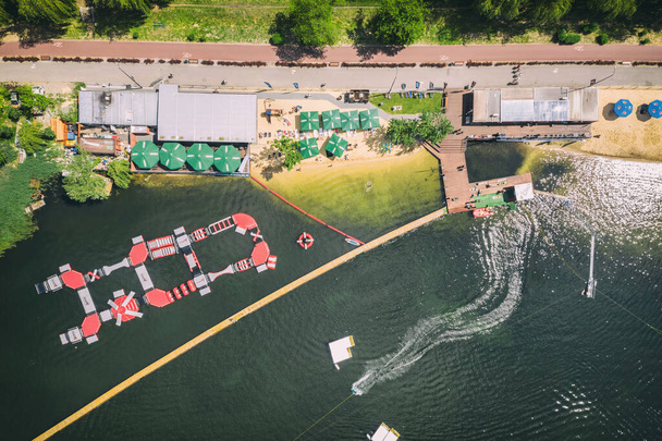 Wake kabel parkeren op het meer Wakeboarding in de stad luchtfoto drone - Foto, afbeelding