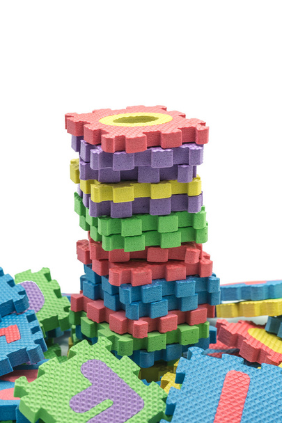 színes ábécé puzzle szőnyeg elszigetelt fehér hát a torony - Fotó, kép