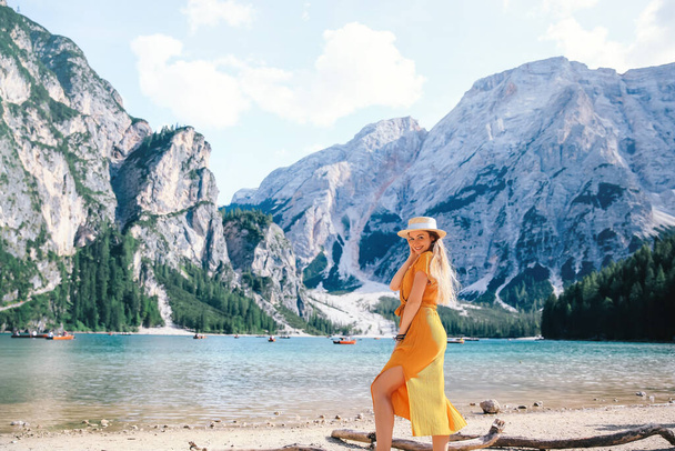 schöne Mädchen mit Hut posiert am Pragser See in den Dolomiten. - Foto, Bild