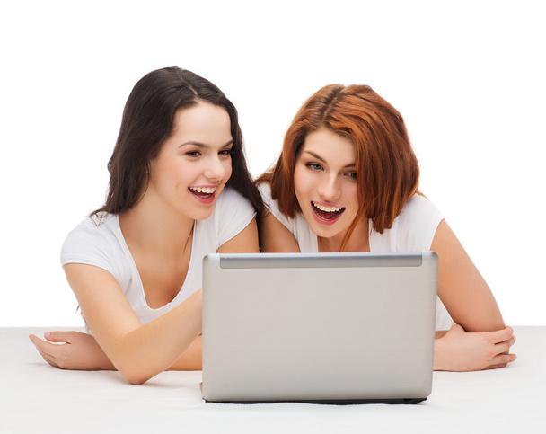 Two smiling teenage girsl with laptop computer - Φωτογραφία, εικόνα