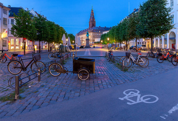 Hoibro-Platz in der nächtlichen Illumination im Morgengrauen. Kopenhagen. Dänemark. - Foto, Bild