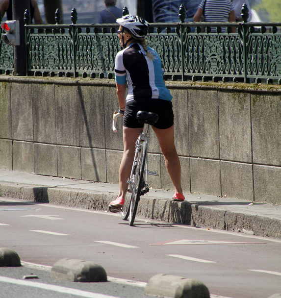 Bicicleta em um dia de verão
 - Foto, Imagem