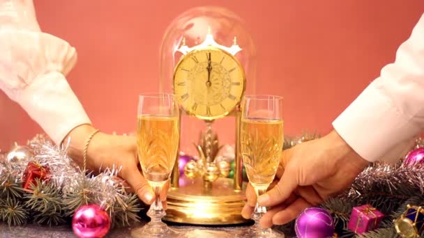přípitek šampaňským novoroční - Záběry, video