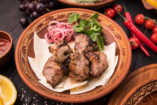 Grilled meat on pita with pickled onions and herbs - Foto, immagini
