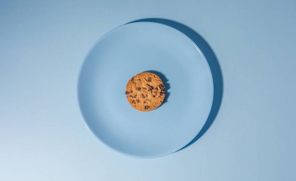 galletas de chocolate en plato azul y manteles
 - Foto, imagen