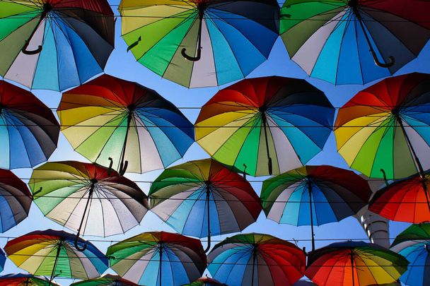 Krásné světlé multi-barevné deštníky, symbol letního cestovního ruchu pozadí - Fotografie, Obrázek
