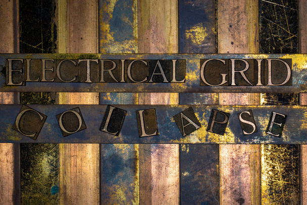 Foto von echten authentischen Schriftbuchstaben Electrical Grid Collapse Text auf Vintage texturierten Grunge-Kupfer und Gold Hintergrund - Foto, Bild