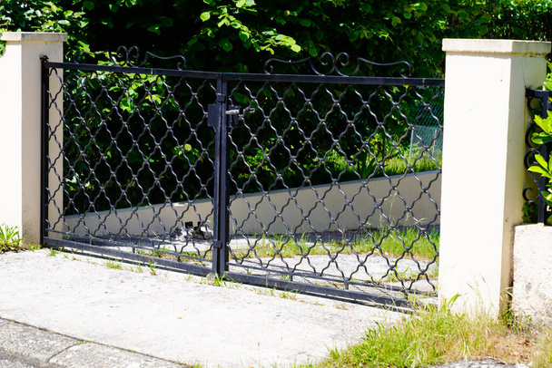 ulica przedmieścia domu czarny metal retro dom brama ogród drzwi dostępu - Zdjęcie, obraz