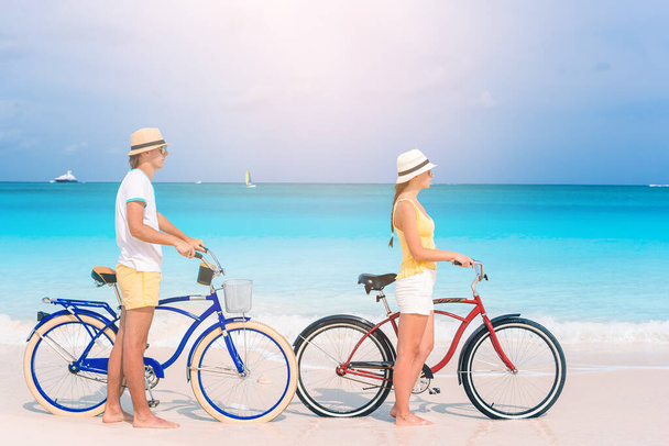 bicicleta familiar feliz en la playa
 - Foto, imagen