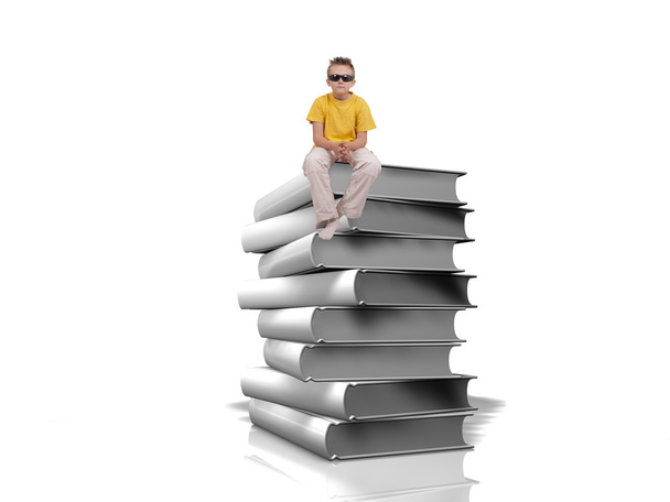 Хлопчик сидить на купі білих книг на білому тлі
 - Фото, зображення