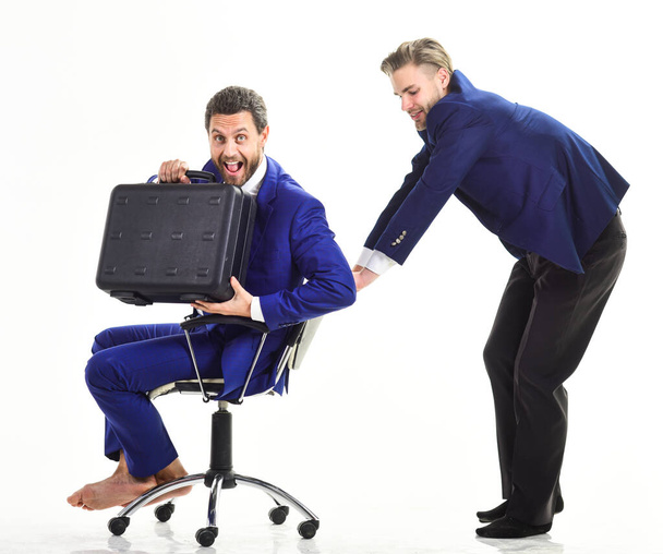Due uomini d'affari con forza che passano il loro tempo di lavoro in ufficio
 - Foto, immagini