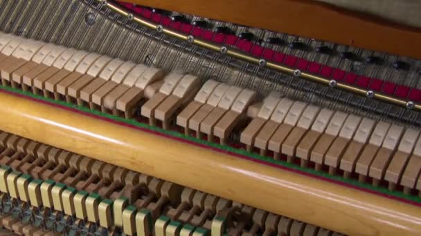 Vista detallada de un piano tocando 4K 59.94fps
 - Metraje, vídeo