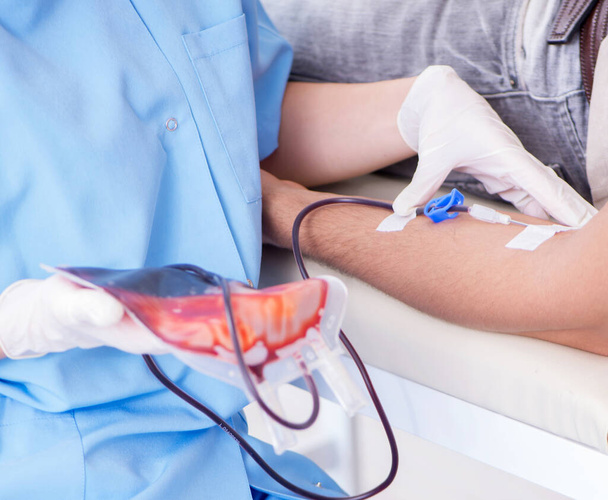 Paziente sottoposto a trasfusione di sangue in una clinica ospedaliera - Foto, immagini