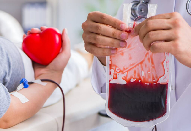 Пациент получает переливание крови в больнице - Фото, изображение