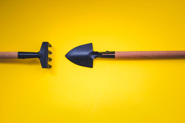 Miniature tools for planting small houseplants. Spatula and rakes for transplantation of agriculture plant seeding on yellow background. Close-Up - Foto, afbeelding