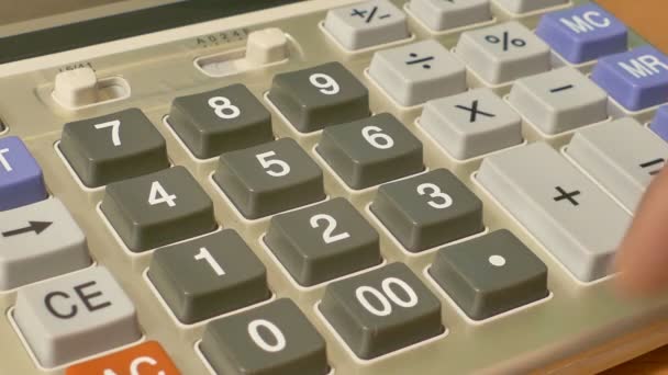 Gépelési számok az irodai számológépben, pénzügyi műveletek kiszámítása, közelkép - Felvétel, videó