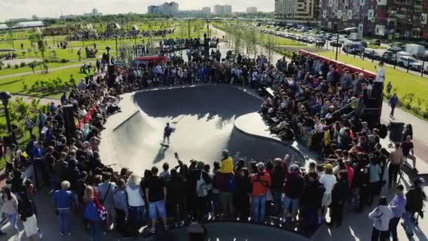 sports fans watch performance of young skater in large pool - Felvétel, videó