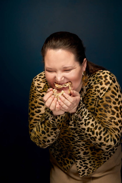 Slices of fast food in the hands of a fat girl. Not appetizing. The concept of gluttony. Overweight. - Foto, afbeelding