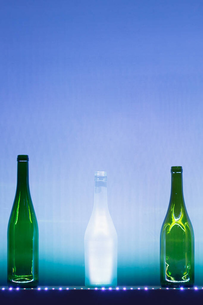 bouteilles de vin vides abstraites avec éclairage led bleu - Photo, image
