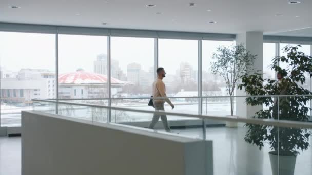 廊下で握手を交わしながら歩くビジネスの人々のスローモーション - 映像、動画