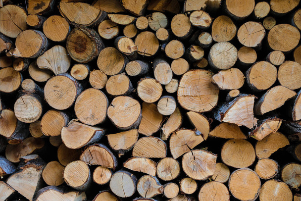 Firewood ordenadamente empilhados para o inverno
 - Foto, Imagem