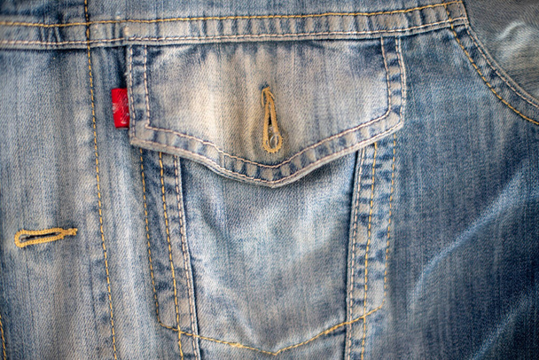 Zamknij ujęcie kieszeni dżinsowych kurtek - Zdjęcie, obraz