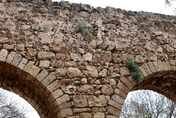 Παλιά πέτρινη γέφυρα στην πόλη της Άκρας. Το σύστημα παροχής νερού από τις πηγές στην πόλη  - Φωτογραφία, εικόνα