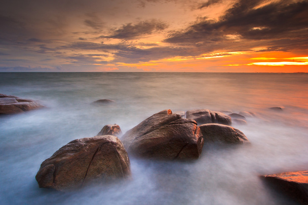 Закат над морскими скалами
 - Фото, изображение