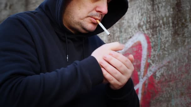 mężczyzna z papierosem odcinek 1 - Materiał filmowy, wideo