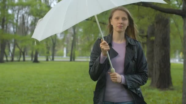 Young woman walking in the park - Materiał filmowy, wideo