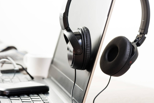 дротяні чорні навушники ізольовані на робочому столі
 - Фото, зображення
