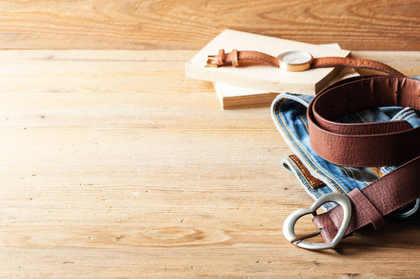 gros plan cuir marron ceinture femme avec boucle de ceinture en métal en forme de coeur sur planche en bois
 - Photo, image