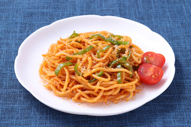 Espagueti Naporitano Japonés con salsa de tomate en un plato sobre mesa
  - Foto, Imagen