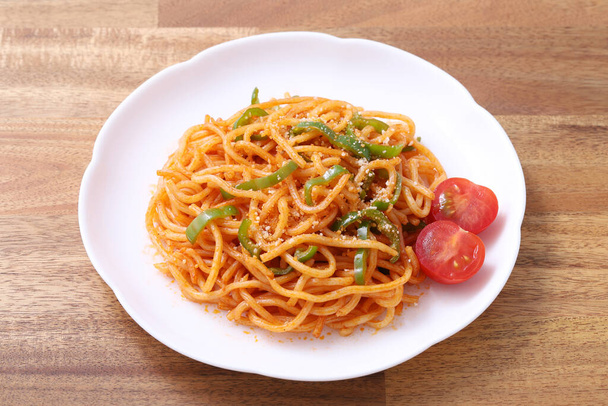 Espagueti Naporitano Japonés con salsa de tomate en un plato sobre mesa
  - Foto, imagen