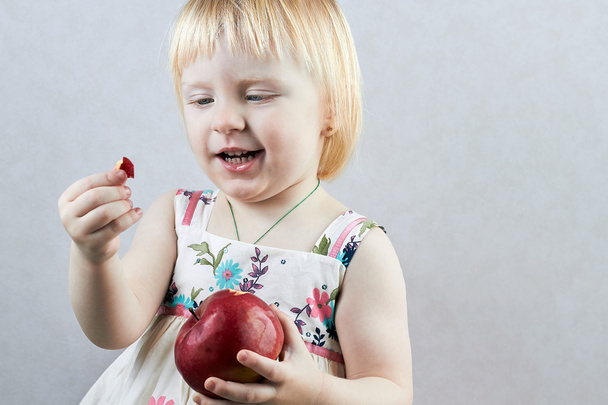 holčička s jablkem - Fotografie, Obrázek