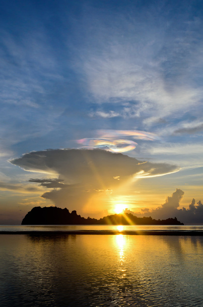 Salida del sol en la playa Hat Sai Ri en Chumphon
 - Foto, Imagen