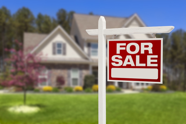 ev satışı işareti önünde, yeni ev için - Fotoğraf, Görsel