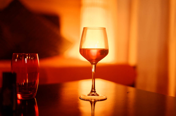 viinilasit romanttinen illallinen
 - Valokuva, kuva