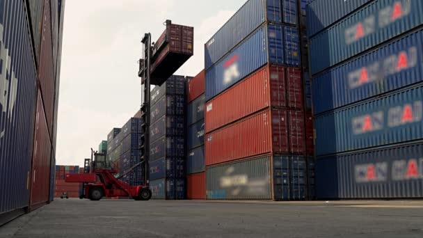 Vysokozdvižné vozíky skládají kontejnery ve skladě.Nákladní obchod, doprava - Záběry, video