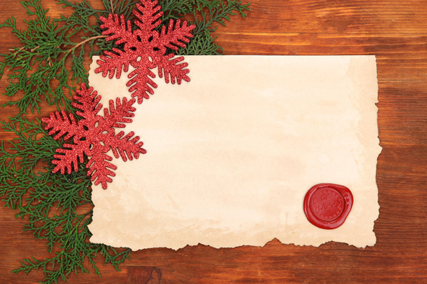 rám s vinobraní papír a vánoční ozdoby na dřevěné pozadí - Fotografie, Obrázek