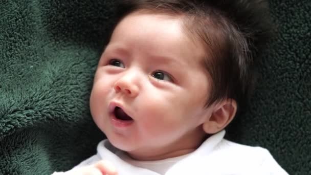 Ein süßes Baby gurrt und spielt mit seiner Mutter oder seinem Vater - Filmmaterial, Video