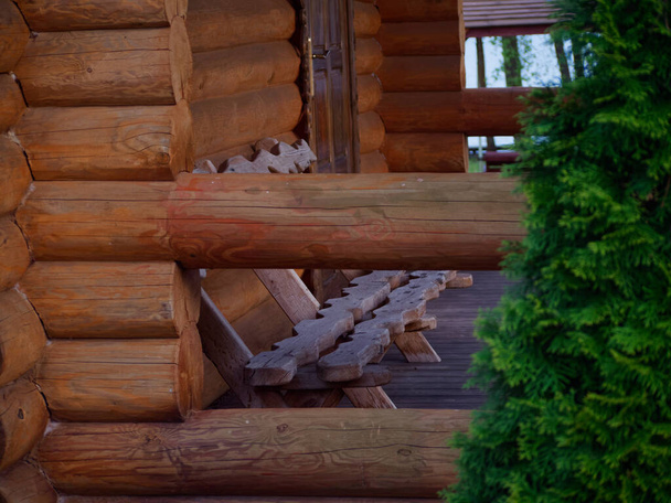 Гомель, Беларусь - 11 мая 2020 года: экстерьер дома отдыха "Восток" в лесу у озера 2020
 - Фото, изображение