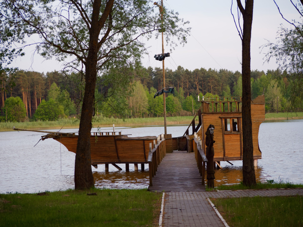 Homel, Białoruś - 11 maja 2020: na zewnątrz centrum rekreacyjnego Vostok w lesie nad jeziorem 2020 - Zdjęcie, obraz