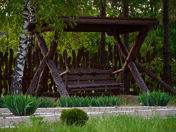 Гомель, Беларусь - 11 мая 2020 года: экстерьер дома отдыха "Восток" в лесу у озера 2020
 - Фото, изображение